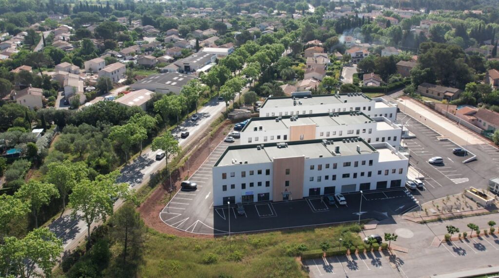 vue aérienne de trois blocs de bâtiments blanc et beiges - Agrandir l'image, fenêtre modale