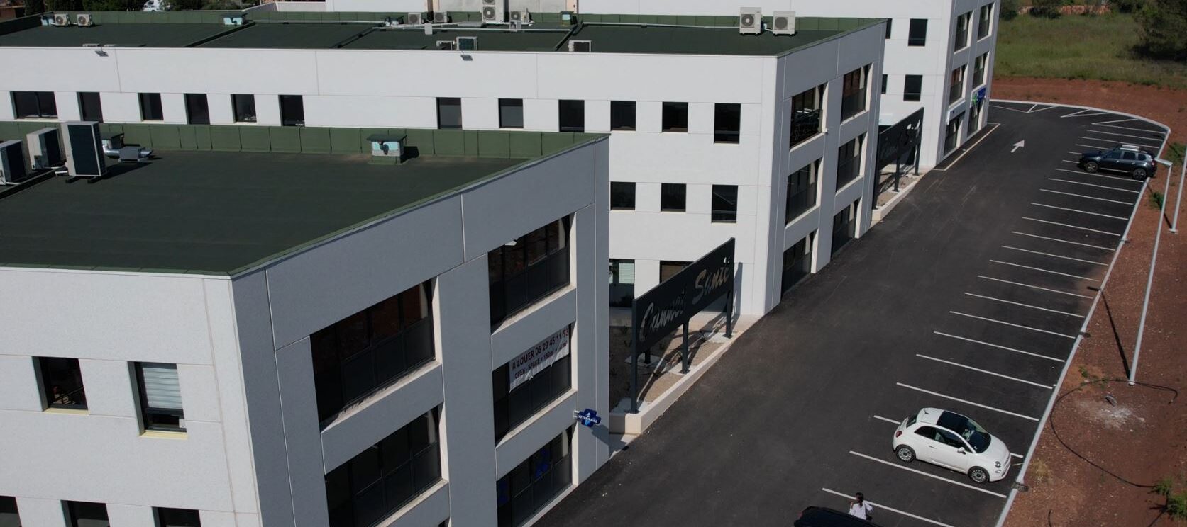 vue aérienne trois blocs de bâtiments blancs et gris