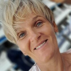 jeune femme blonde souriante en gros plan