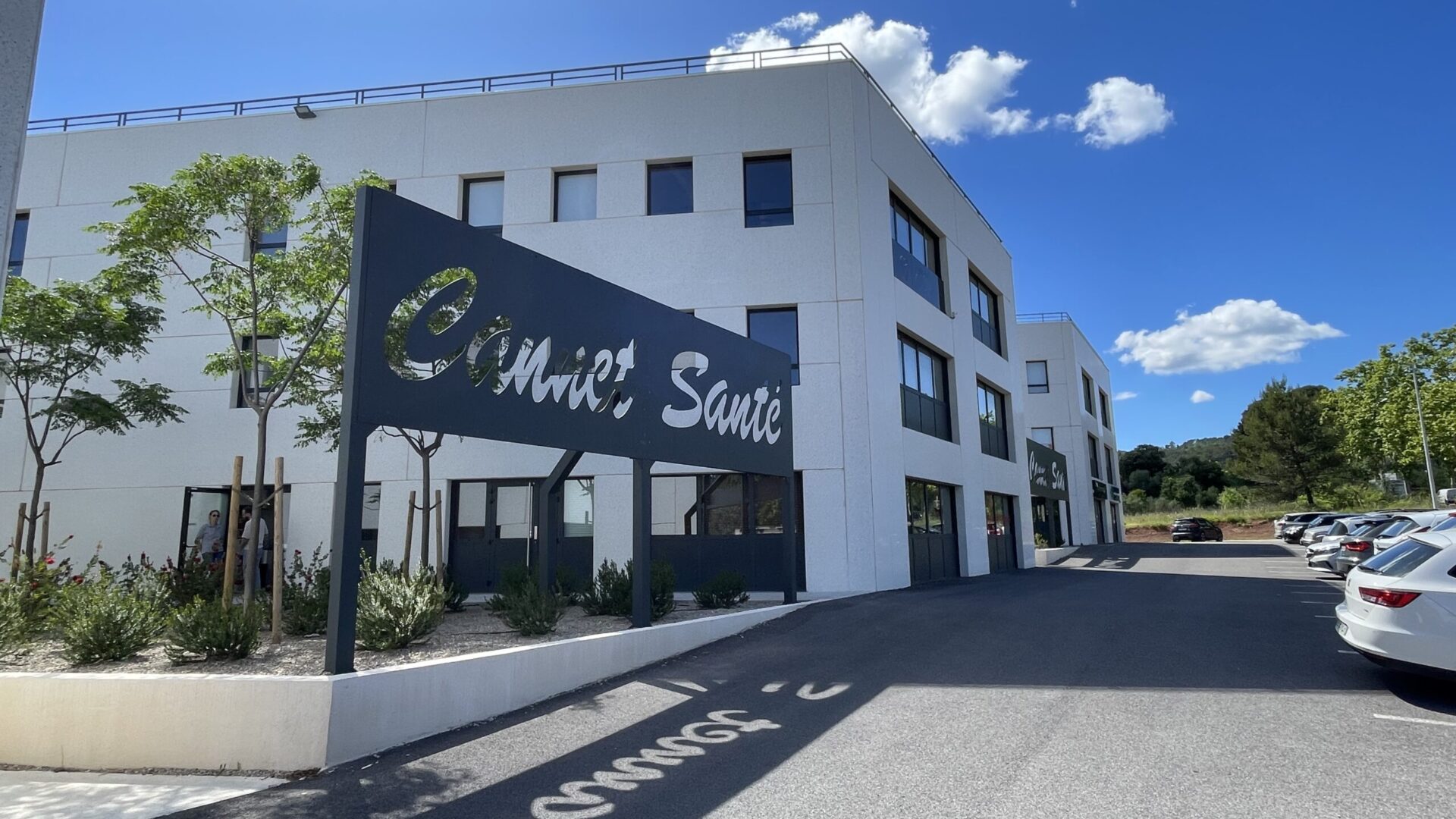 bâtiments blancs et noirs avec un écriteau indiquant "cannet santé"