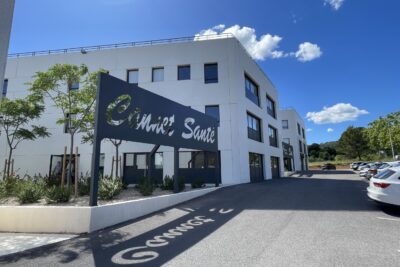 bâtiments blancs et noirs avec un écriteau indiquant "cannet santé" - Agrandir l'image 2 sur 12, fenêtre modale